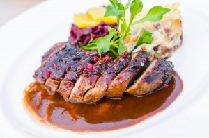 Assiette de magret de canard à la moutarde violette