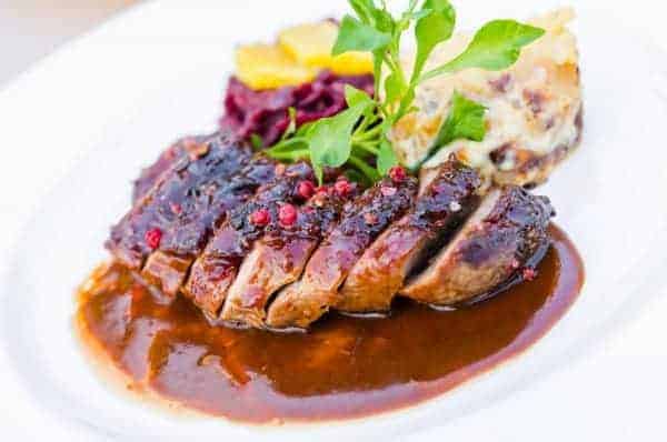 Assiette de magret de canard à la moutarde violette