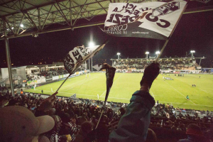 Photo prise des tribunes avec les supporters du CAB