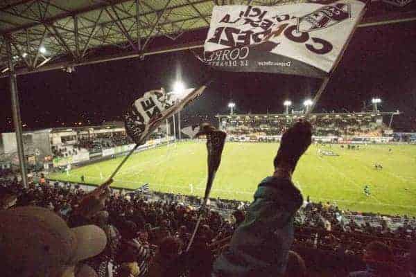 Photo prise des tribunes avec les supporters du CAB