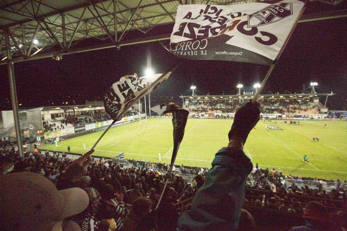 Photo prise des tribunes avec les supporters du CAB