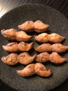 Beignets ou bugnes en forme de moustache