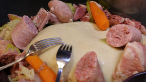 Présentation de la mique et du petit salé avec viande et légumes