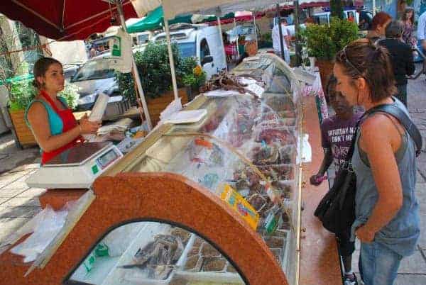 Uitzicht op een vleeswarenkraam op een markt