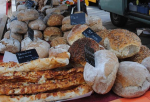 Etal de marché avec de nombreuses variétés de pain