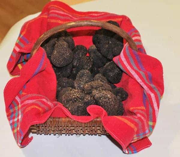 truffes dans un panier en osier