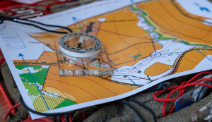 Gros plan sur une carte et sur une boussole