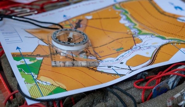 Gros plan sur une carte et sur une boussole
