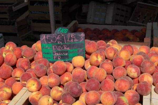 Uitzicht op een perzikkraam op een markt