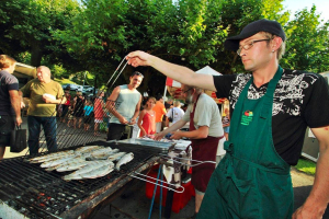Cuisson de truites sur barbecue lors d'un marché de producteurs de pays