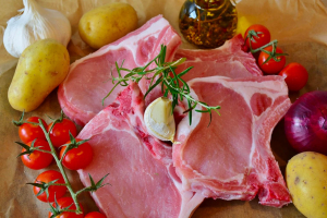 vue sur des côtes de porc crues