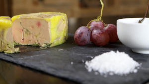 Terrine de foie gras mi-cuit présentée sur ardoise
