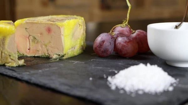 Terrine de foie gras mi-cuit présentée sur ardoise