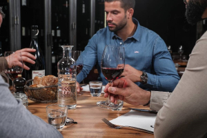 Groupe d'amis attablés au restaurant le Gueuleton à Brive