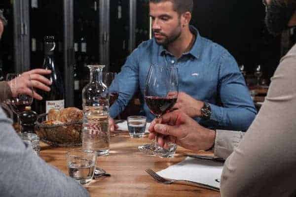 Groupe d'amis attablés au restaurant le Gueuleton à Brive
