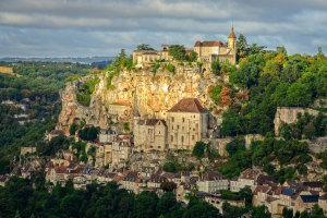 vue sur le village de Rocamadour et le sanctuaire au coucher du soleil