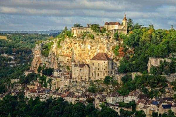 vue sur le village de Rocamadour et le sanctuaire au coucher du soleil