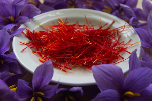 Bouquet de safran dans une assiette entourée de fleurs