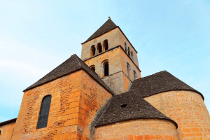 Vue sur l'église de Saint-Léon-sur-Vézère