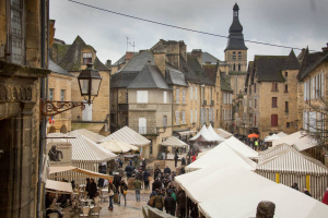 Vue sur le centre hsitorique et le marché de Sarlat