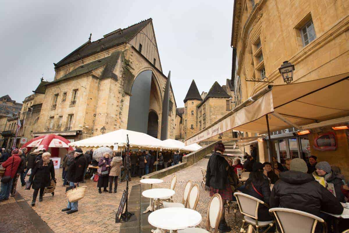 Mercado de Sarlat con vistas al mercado cubierto de la antigua iglesia Sainte-Marie