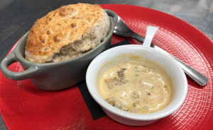 Soufflé de morilles et volaille dans sa terrine accompagné d'un ramequin de sauce aux morilles