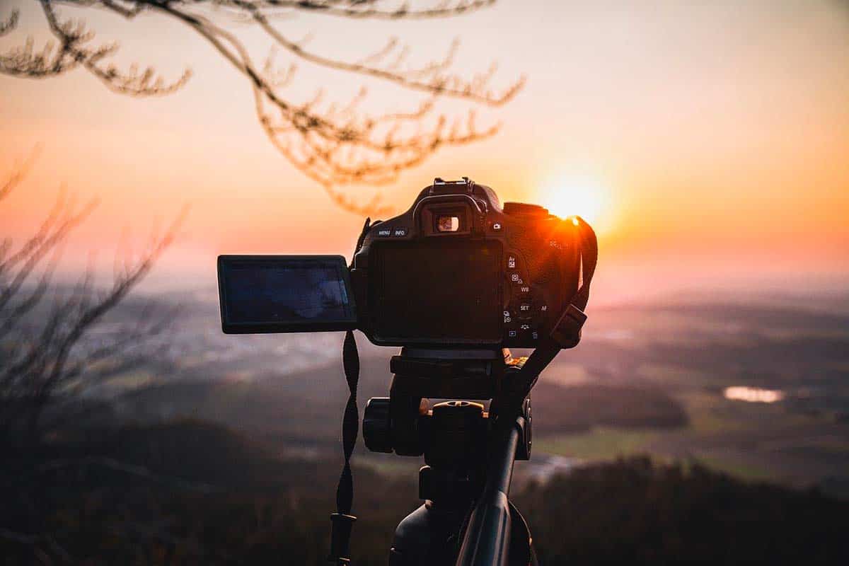 Vue sur un appareil photo prenant en photo un coucher de soleil