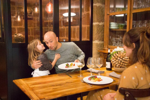 Famille à table au restaurant