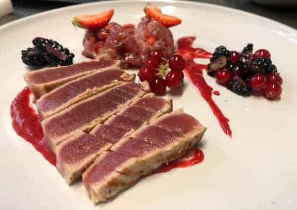 Recipe for semi-cooked tuna with red fruit