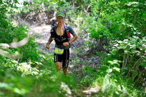 Un homme faisant du trail dans la forêt