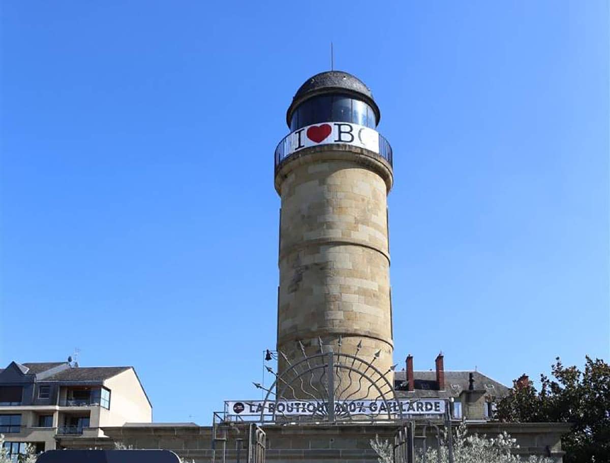 Vue sur le phare de Brive avec un gand ciel bleu derrière
