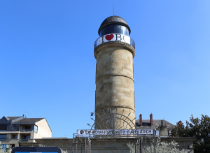 Vue extérieure de l'Office de Tourisme qui est un ancien château d'eau en forme de phare