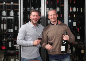 deux hommes dégustant du vin rouge