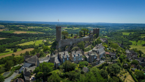Photo du château de Turenne depuis un drone
