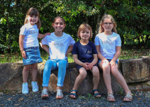Quatre enfants portent le tee-shirt "Oh la la la gaillarde" de la marque 100% gaillard