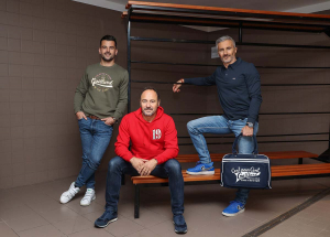 Trois hommes portent les vêtements de la marque 100% Gaillard