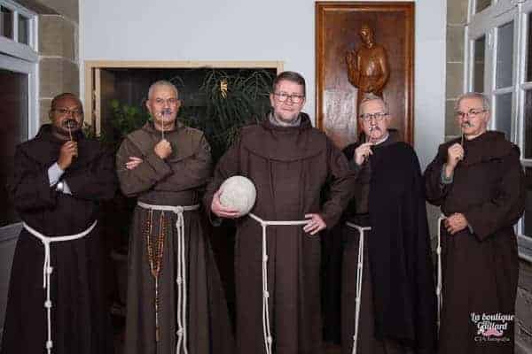 De franciscaner broeders die verantwoordelijk zijn voor het heiligdom gewijd aan Sint Antonius van Padua dragen een parmantige snor