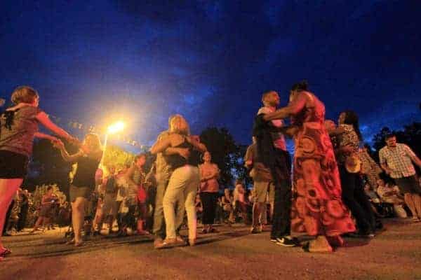 Mensen dansen op de Estivales du Mercredi in Objat