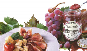 Moutarde violette entourée de raisins, de figues et de feuilles de vignes