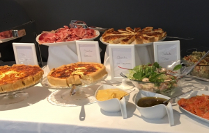Buffet de plats lors d'un brunch le dimanche à l'Atelier du Moutier