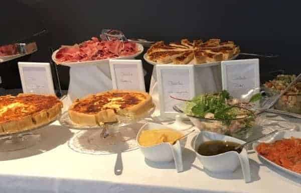 Buffet de plats lors d'un brunch le dimanche à l'Atelier du Moutier