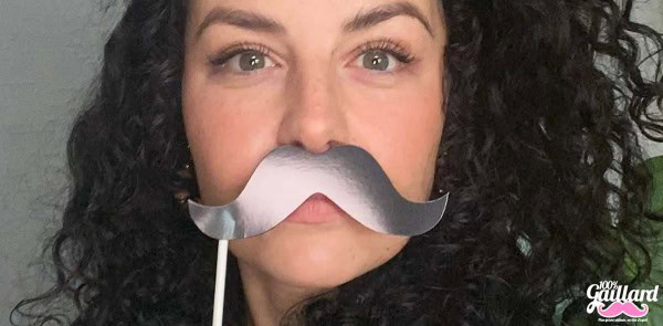 une femme porte une fausse moustache