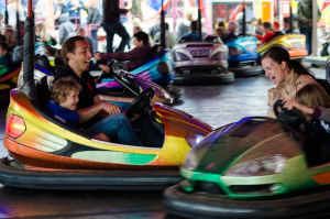 famille en train de faire des auto tamponneuses