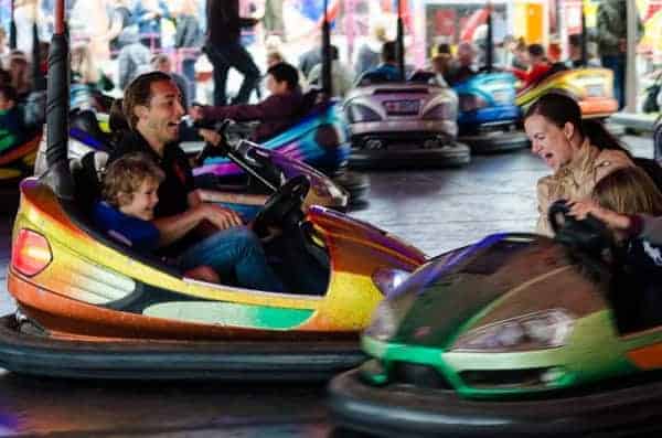 famille en train de faire des auto tamponneuses
