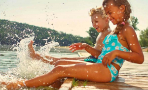 Deux enfants barbotent dans les eaux du lac du Causse