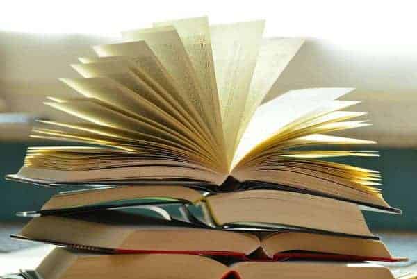 Gros plan sur les pages d'un livre disposées tel un éventail