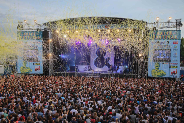 Scène du Brive Festival avec le public