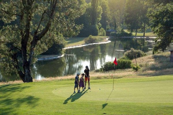 Een gezin aan het golfen