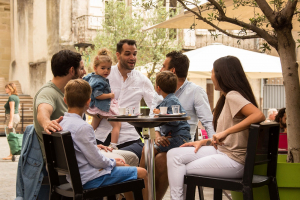 Groupe de personnes prenant un café sur une terrasse extérieure