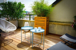 La terrasse d'un meublé du centre-ville de Brive